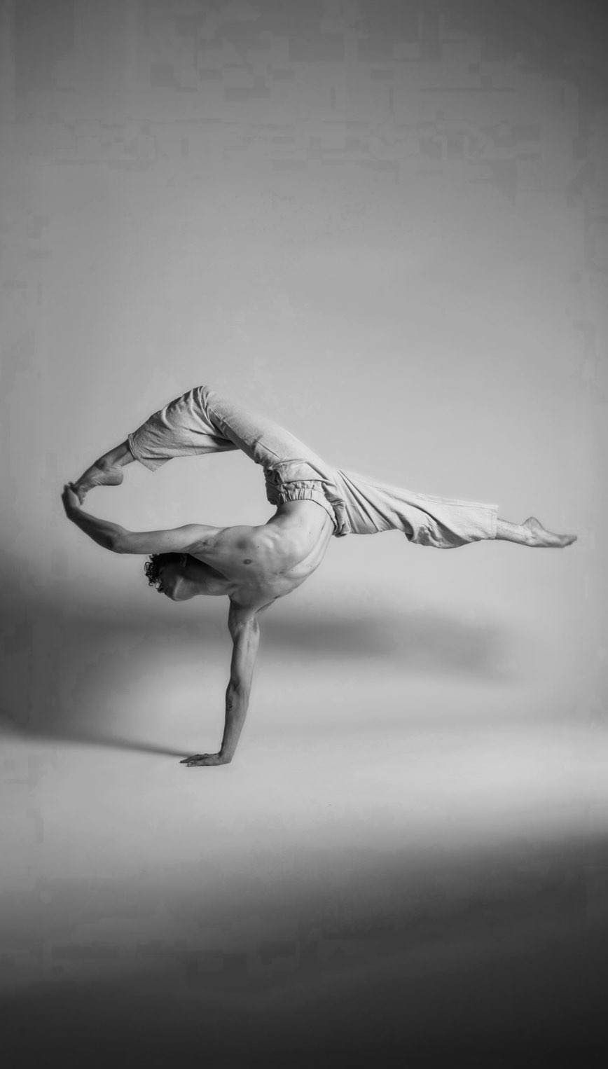 Joey Vice in a one-arm balance